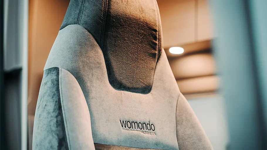 Das Detailfoto zeigt einen Sitzbezug im Womondo Siren (2025).