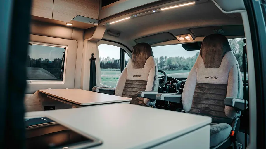 Die Innenaufnahme zeigt den Wohnraum des Womondo Lifestyle mit Blick in Richtung Cockpit..