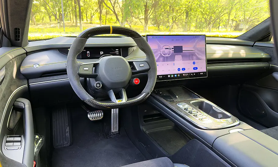 Xiaomi SU7 Ultra (2025) Blick auf die Armaturen im Innenraum des Xiaomi SU7 Ultra (2025).