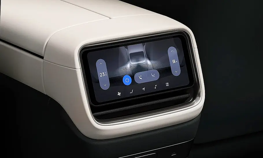 Xiaomi YU7 (2025) Blick auf die Armaturen im Innenraum des Xiaomi YU7 (2025).