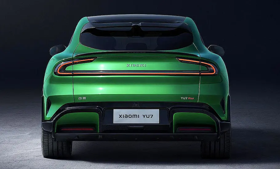 Blick von hinten auf den Xiaomi YU7 (2025).