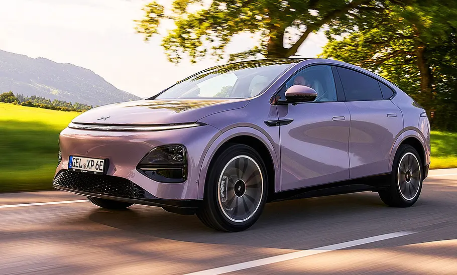 Xpeng G6 Facelift (2025) Blick von schräg vorne auf den fahrenden Xpeng G6 Facelift (2025).