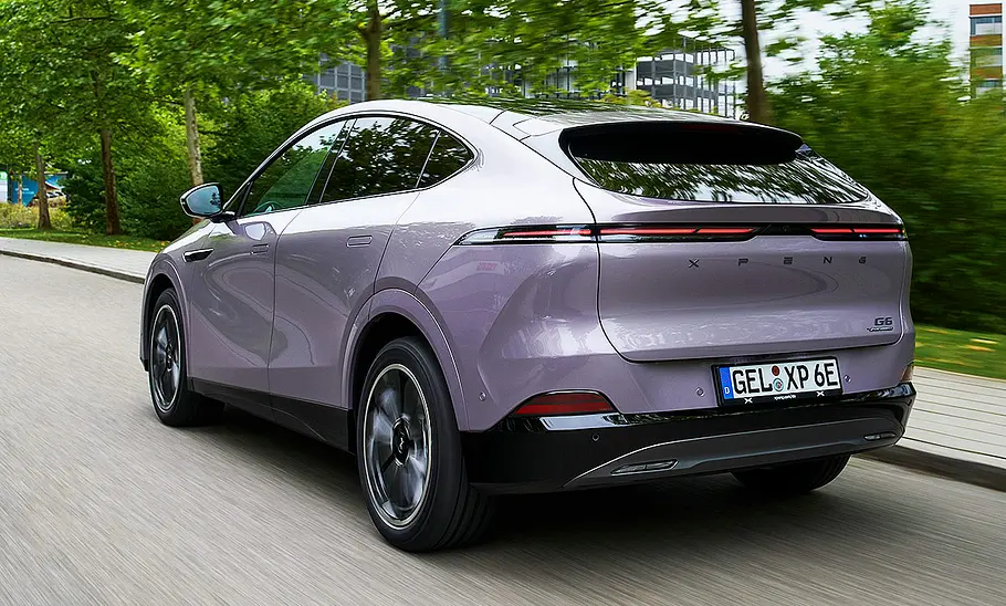 Xpeng G6 Facelift (2025) Blick von schräg hinten auf den fahrenden Xpeng G6 Facelift (2025).