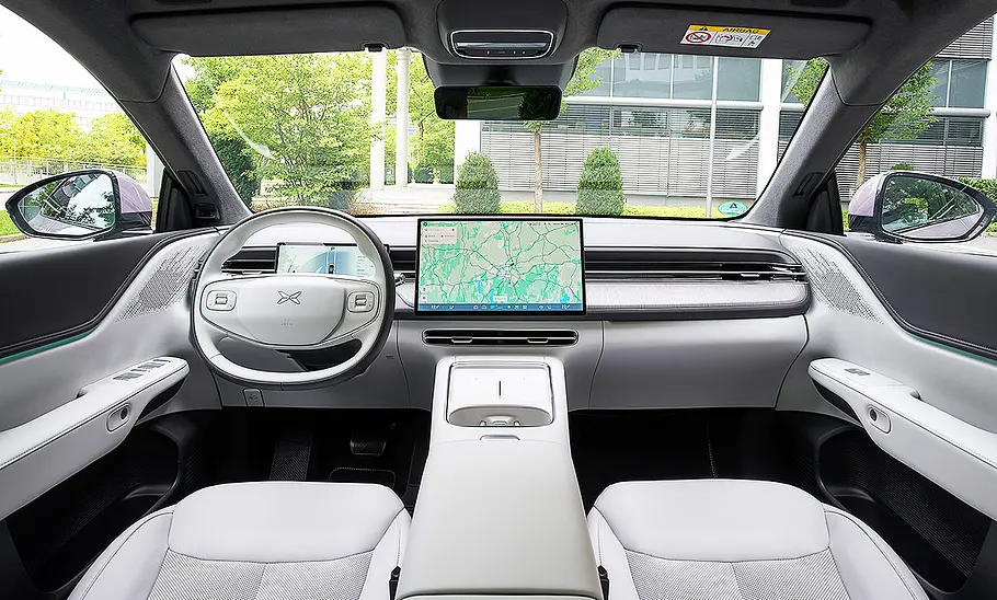 Xpeng G6 Facelift (2025) Blick auf die Armaturen im Innenraum des Xpeng G6 Facelift (2025).