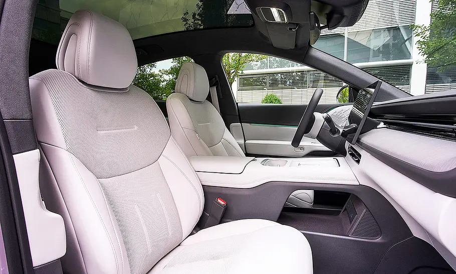Xpeng G6 Facelift (2025) Blick auf die Vordersitze im Innenraum des Xpeng G6 Facelift (2025).