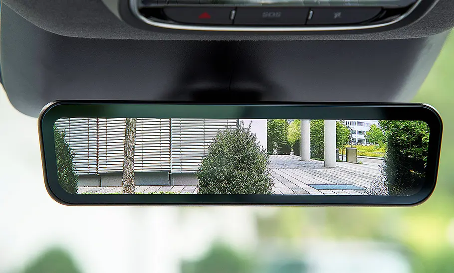 Xpeng G6 Facelift (2025) Blick auf den (digitalen) Rückspiegel im Innenraum des Xpeng G6 Facelift (2025).