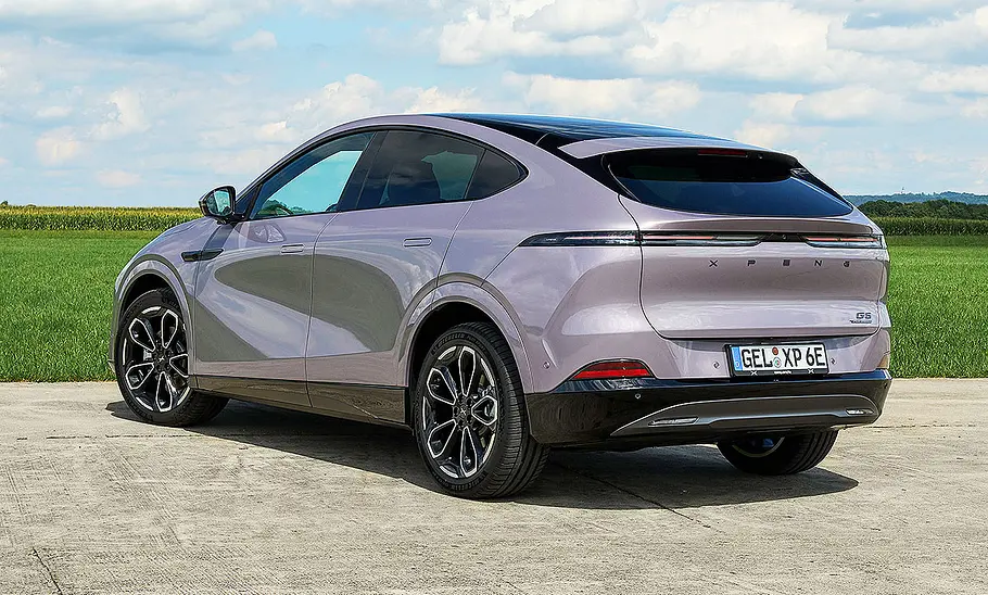 Xpeng G6 Facelift (2025) Blick von schräg hinten auf den Xpeng G6 Facelift (2025).
