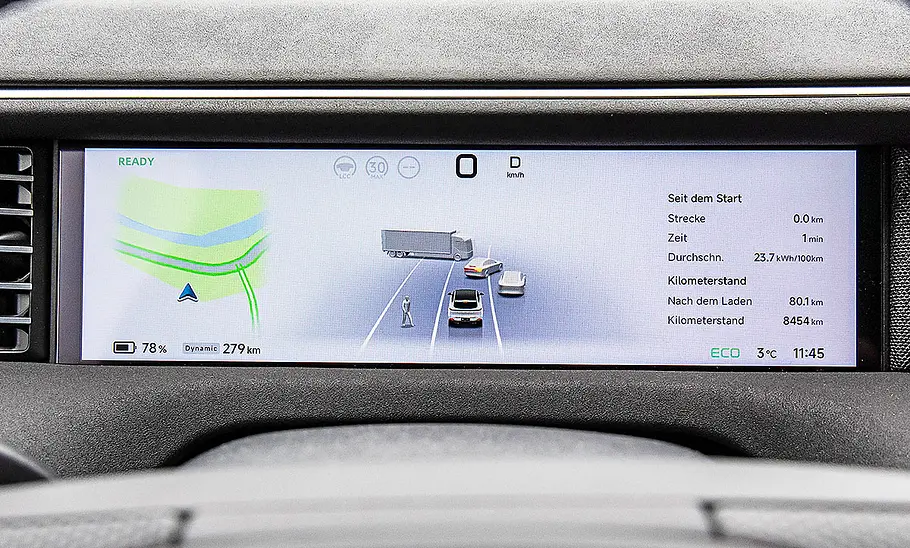 Blick auf die digitalen Armaturen im Innenraum des Xpeng G6.