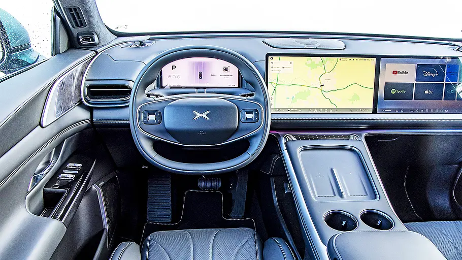 Blick auf die Armaturen im Innenraum des Xpeng G9.