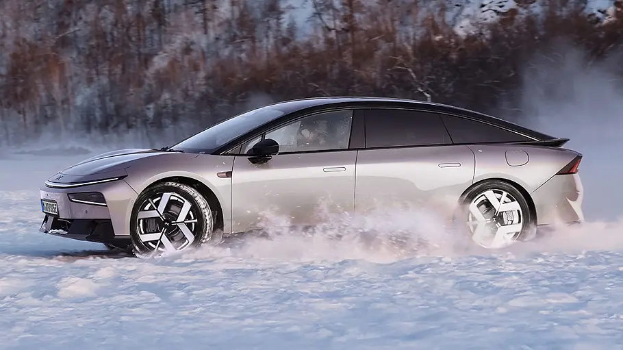 Der Xpeng P7+ driftet im Schnee, von links fotografiert.