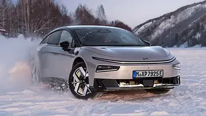 Der Xpeng P7+ driftet im Schnee, von von vorne rechts fotografiert. - Foto: Xpeng