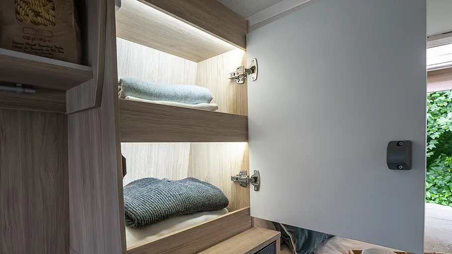 Yucon V-City Blick in den geöffneten Kleiderschrank über dem Kühlschrank des Yucon V-City.