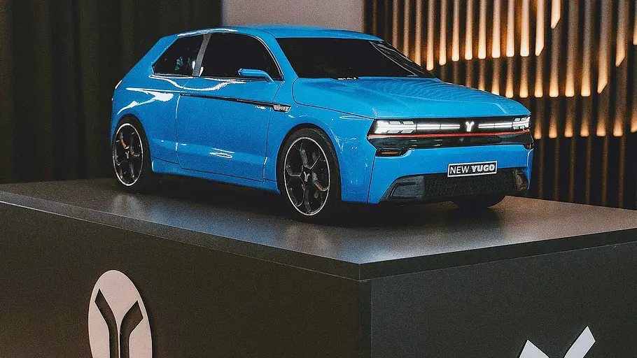Eine Studie des Yugo (2027) im Maßstab 1:5 statisch von schräg vorne links.