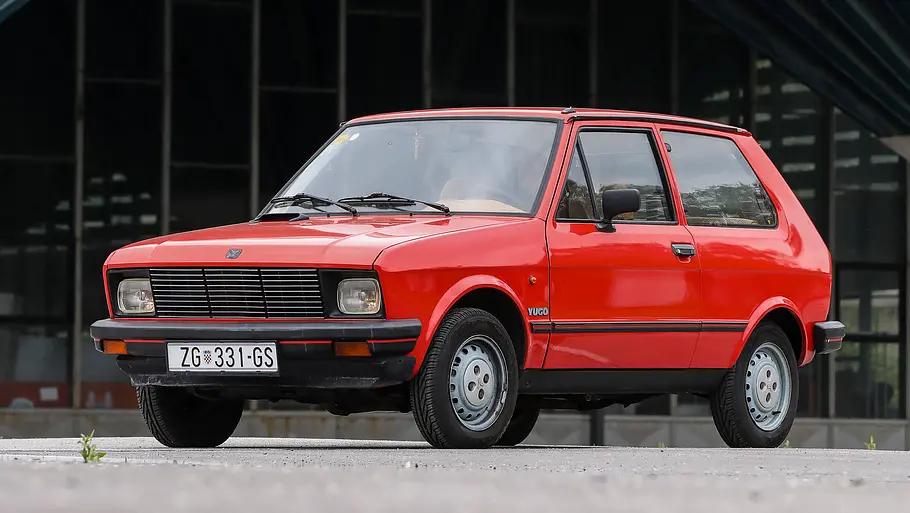 Ein Yugo Koral 45 mit kroatischen Nummernschildern der Stadt Zagreb statisch von schräg vorne links.