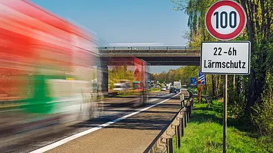 Tempolimit auf der Autobahn - Foto: Getty Images, Westend61